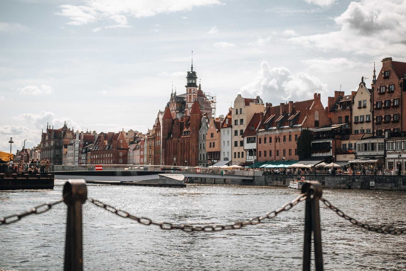 Historische Architektur in Gdansk am Wasser - Polen Roadtrip
