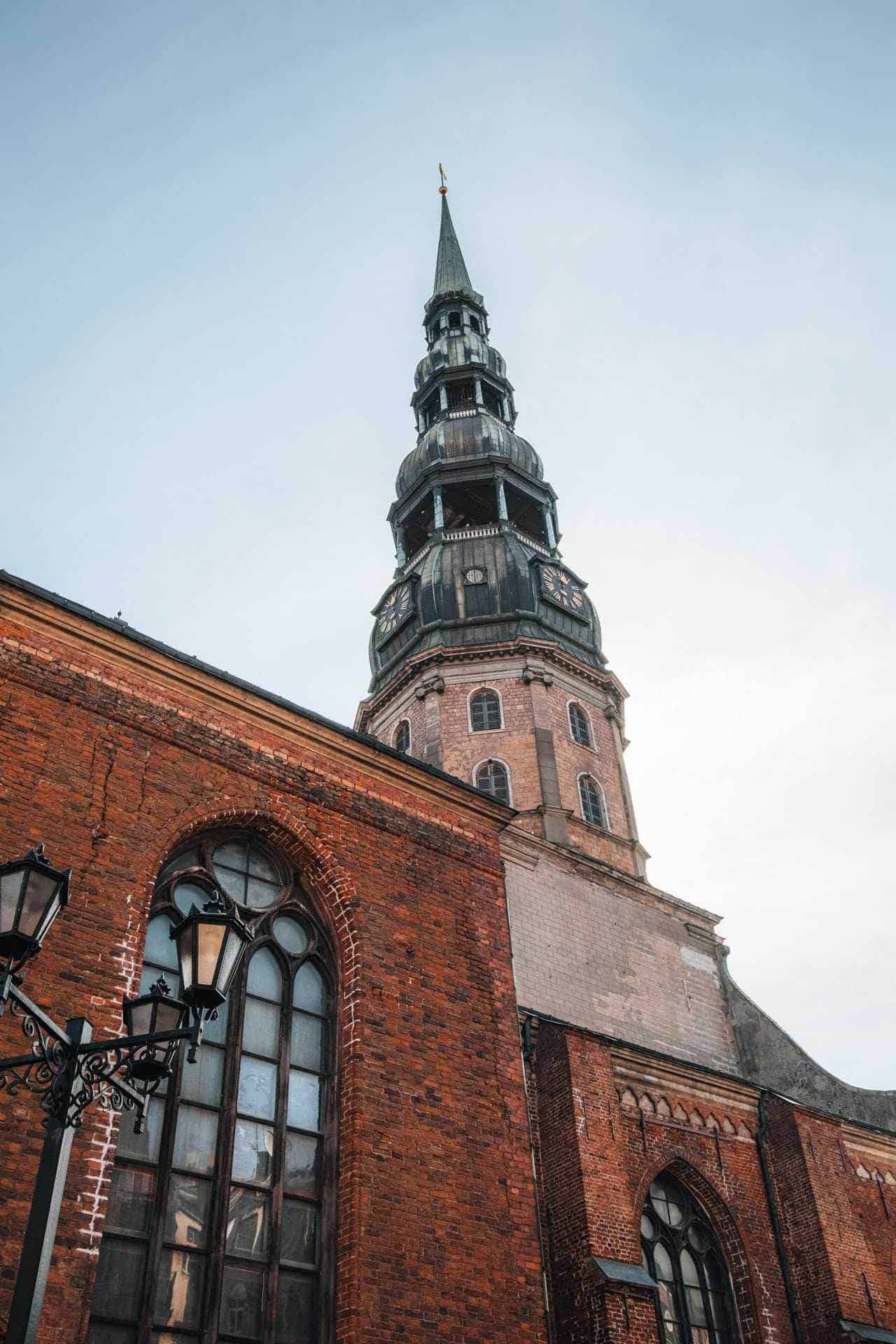 Historischer Kirchturm in Riga erkunden - Baltikum Rundreise