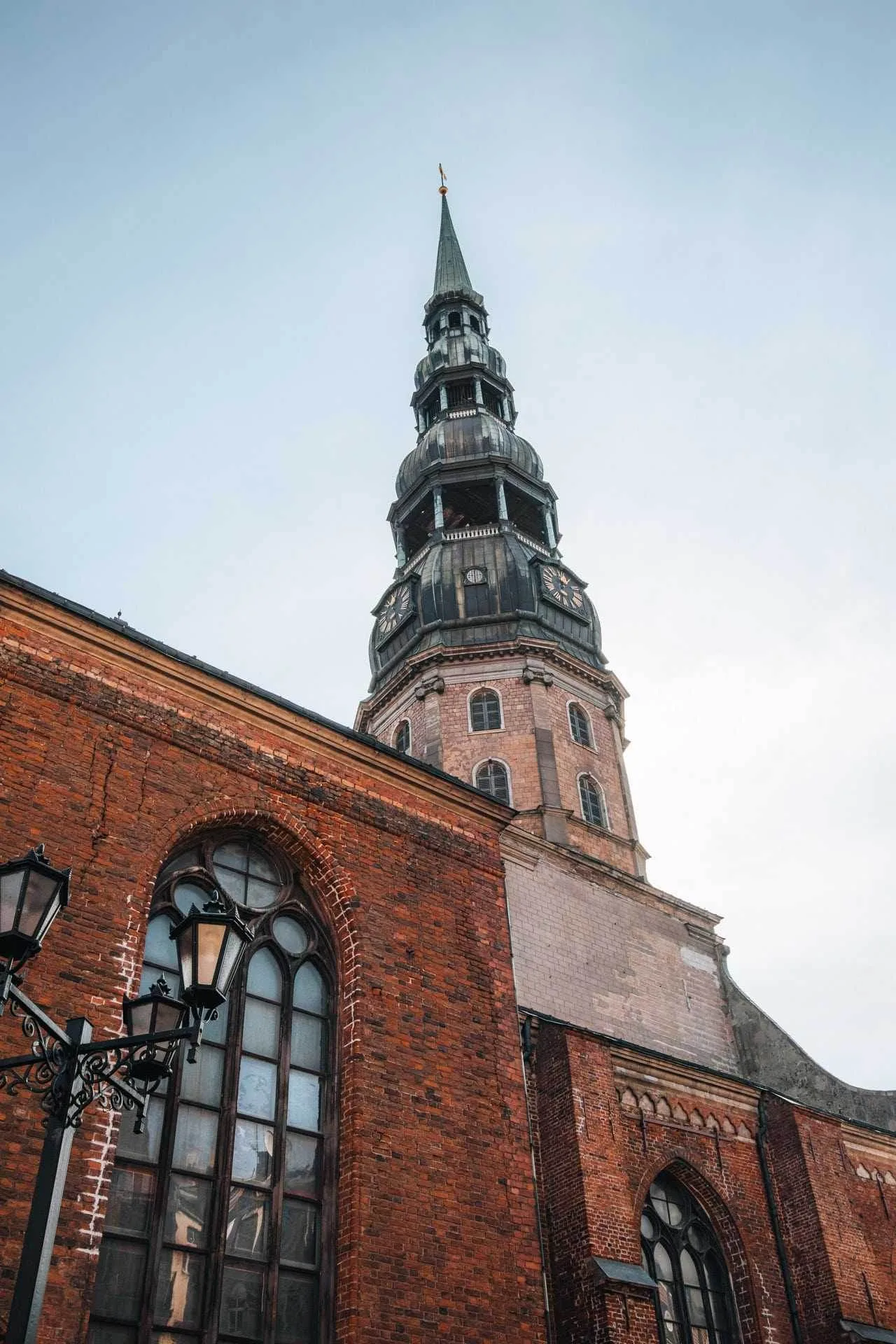 Historischer Kirchturm in Riga erkunden - Baltikum Rundreise