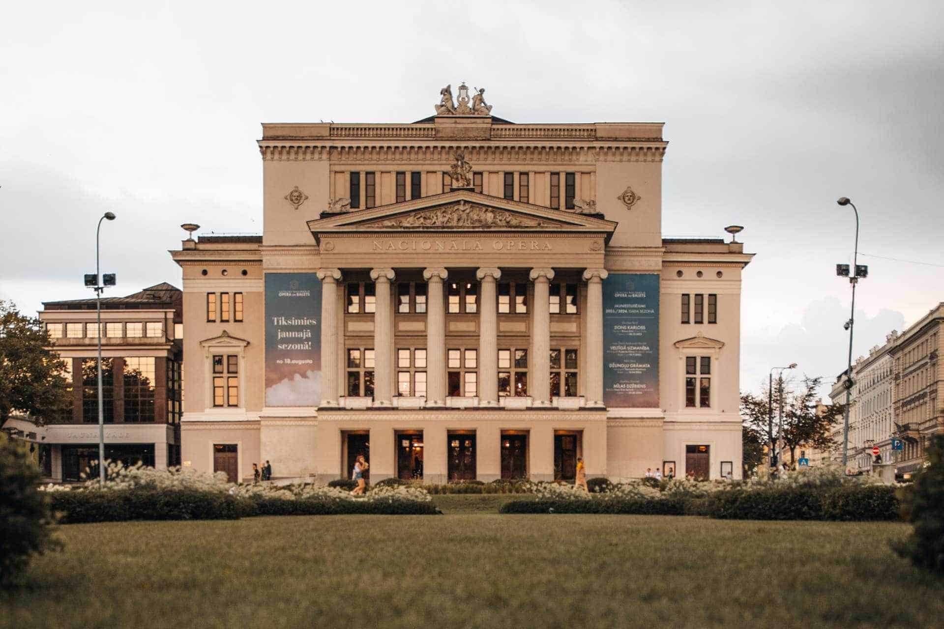 Historisches Theatergebäude in Riga - Baltikum Rundreise