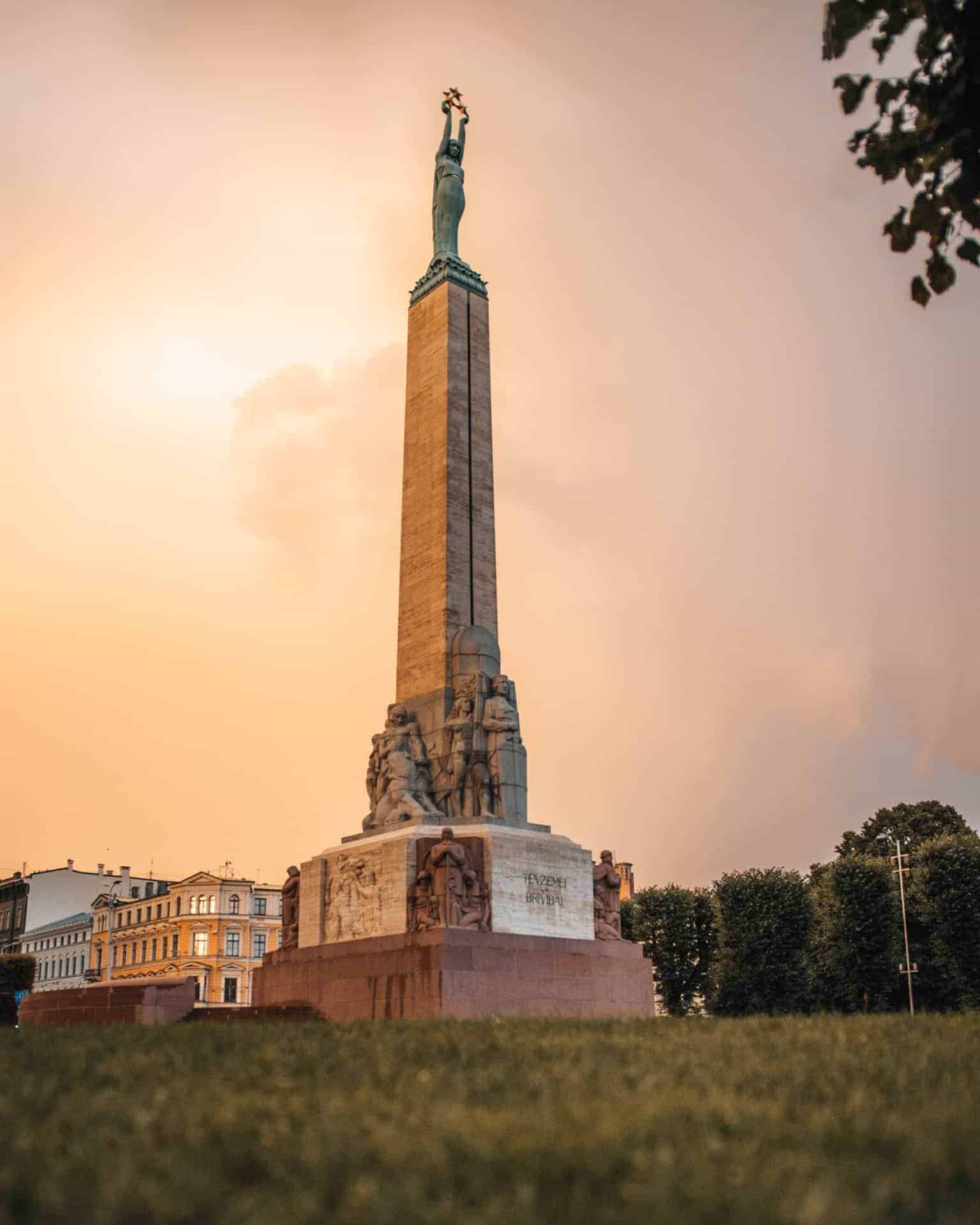 Freiheitsdenkmal in Riga bei Sonnenuntergang - Baltikum Rundreise