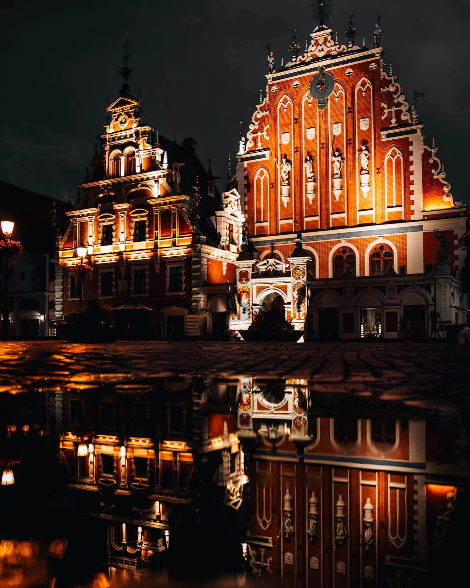 Beleuchtetes Gebäude in Riga bei Nacht - Baltikum Rundreise