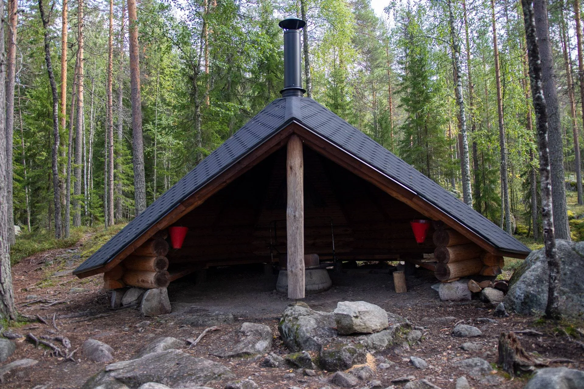 Traditionelle Camping Schutzhütte im finnischen Wald - Finnland Rundreise