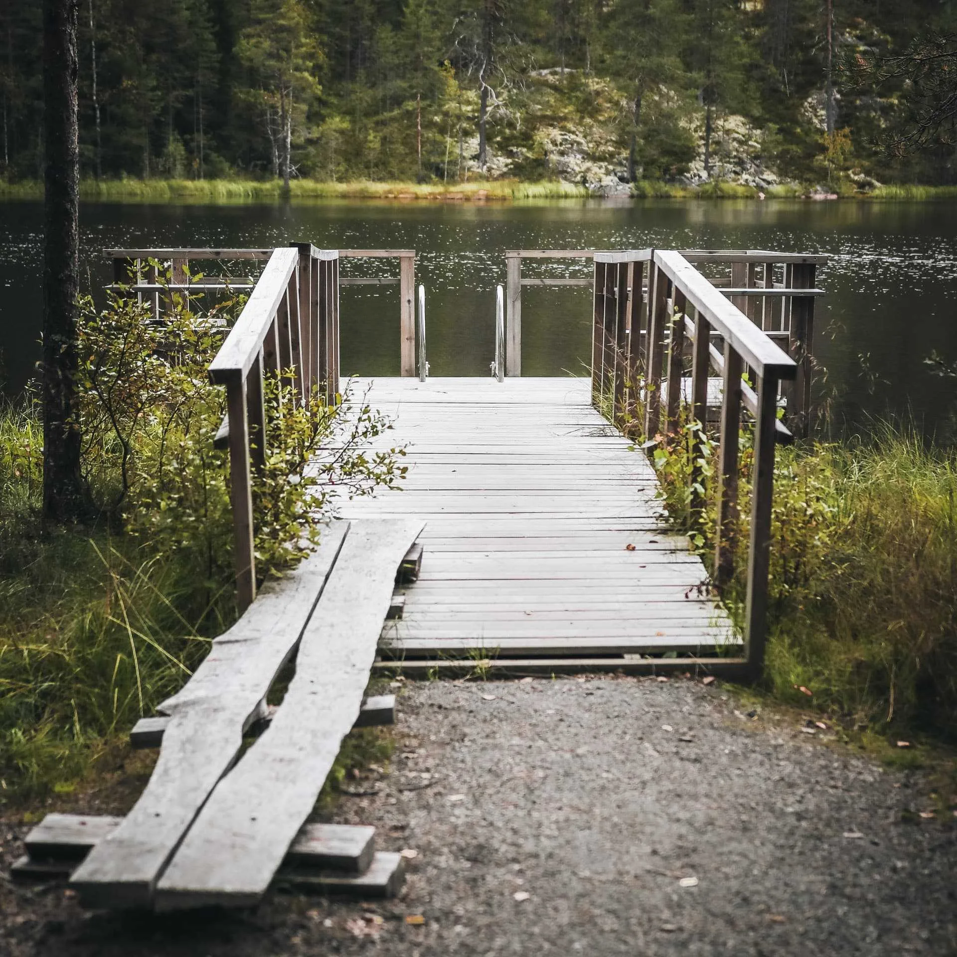 Holzsteg am See im Wald - Finnland Rundreise