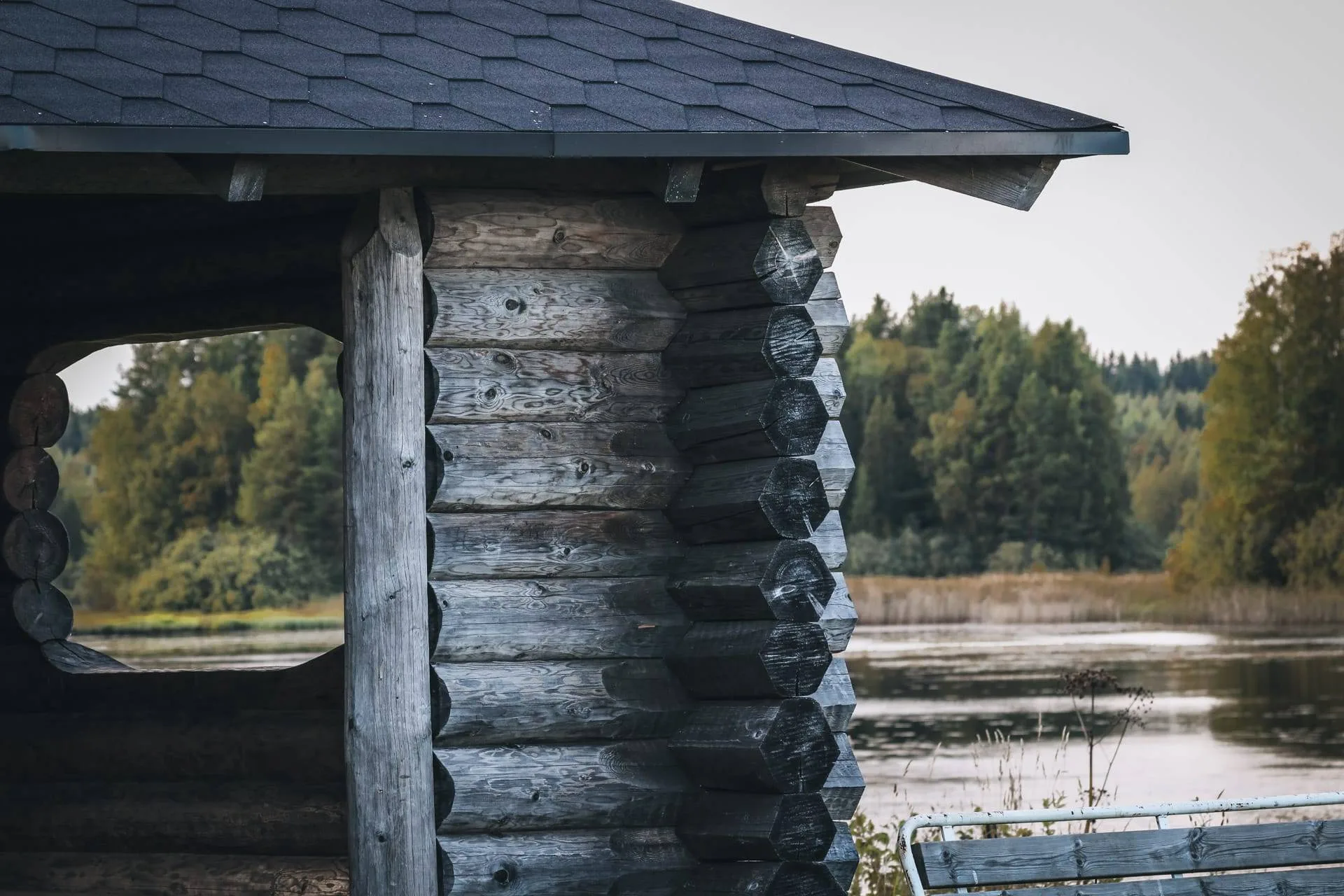 Holzhütte am See in finnischer Natur - Finnland Rundreise