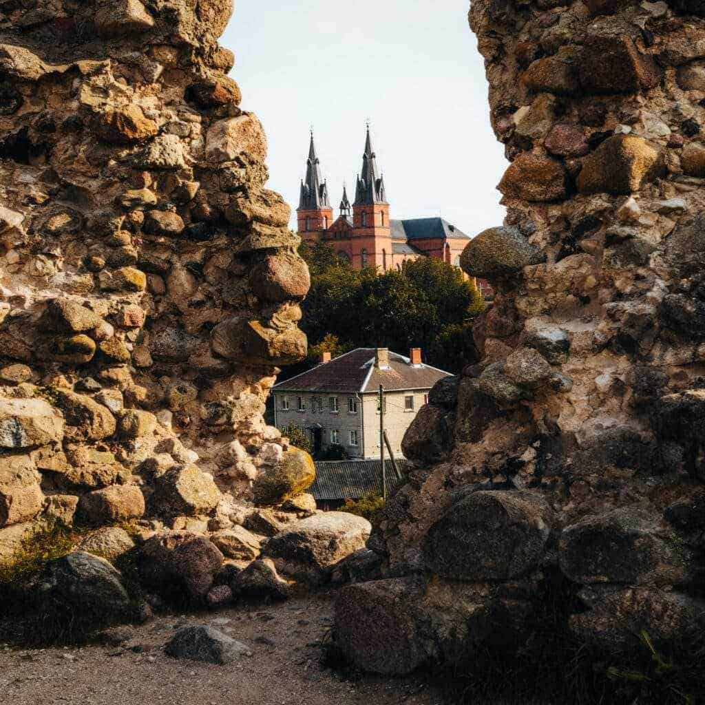 Rezekne alte Ruinen mit Kathedrale - Baltikum Rundreise