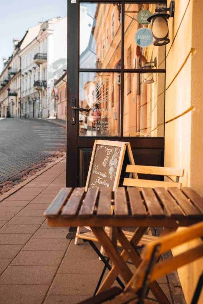 Gemütliches Café in Vilnius Altstadt - Baltikum Rundreise
