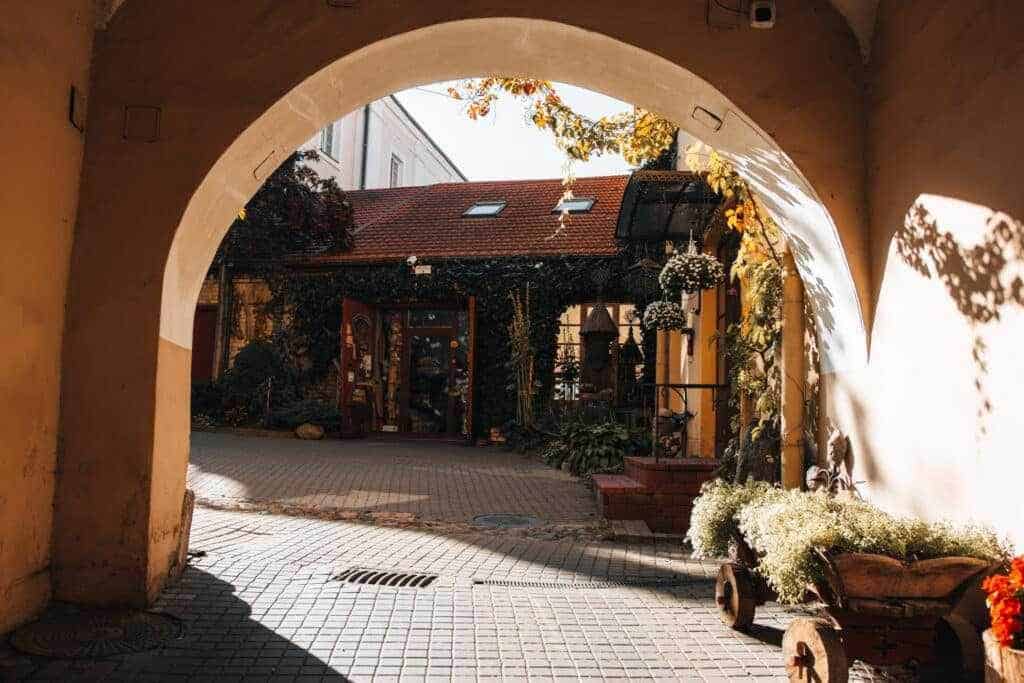 Historischer Innenhof in Vilnius - Baltikum Rundreise