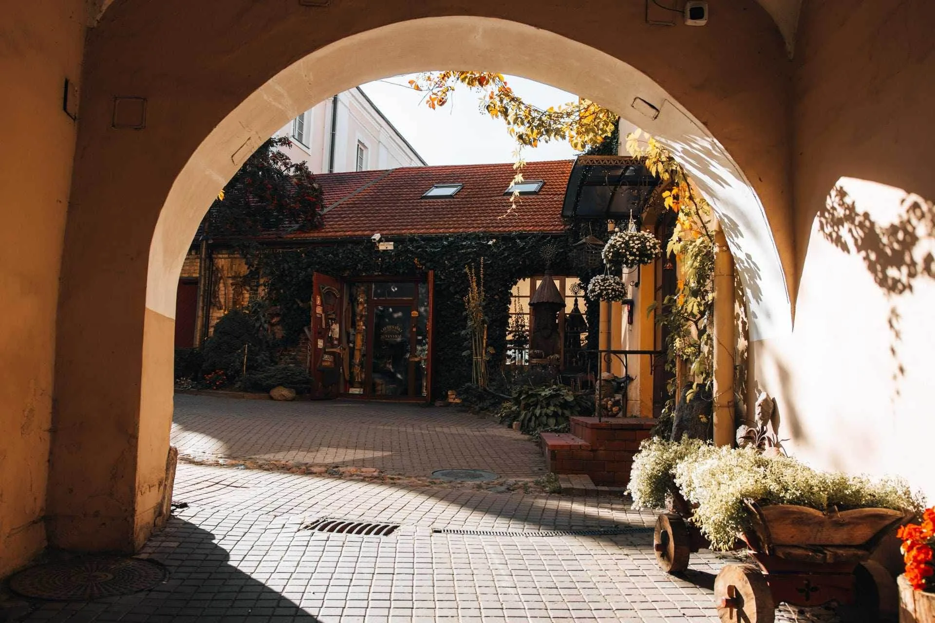 Historischer Innenhof in Vilnius - Baltikum Rundreise