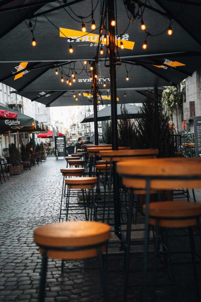 Straßencafé in Vilnius bei Abendstimmung - Baltikum Rundreise