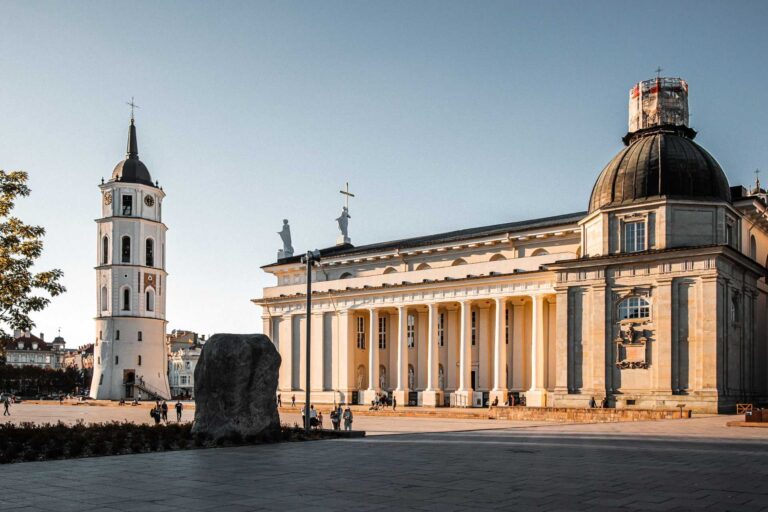 Vilnius Kathedrale bei Sonnenuntergang - Baltikum Rundreise