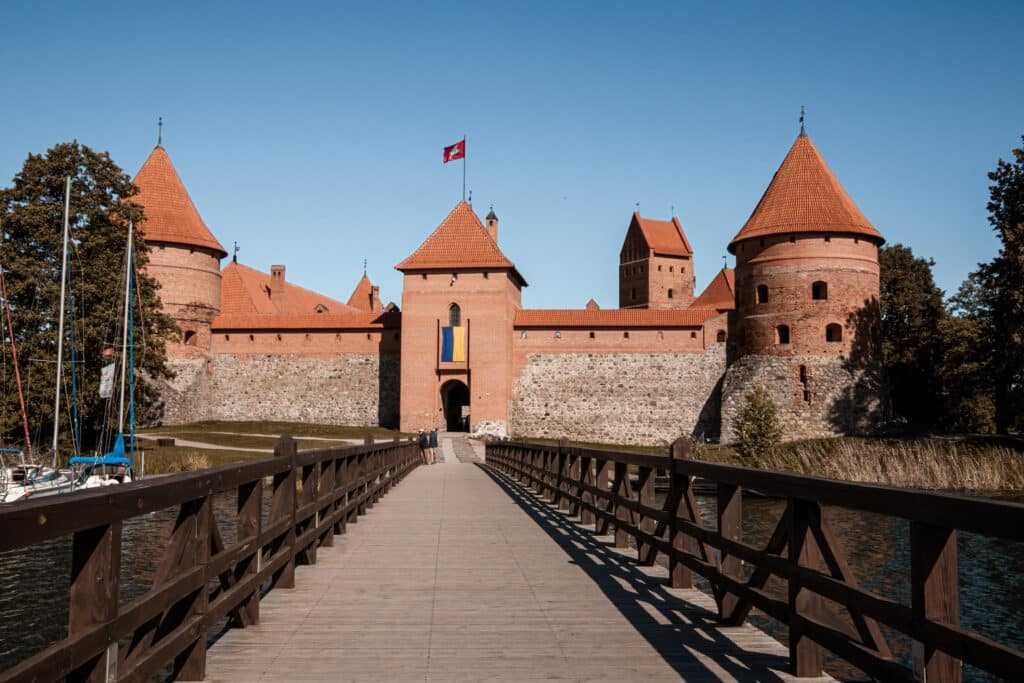 Trakai Burg und Brücke im Sonnenschein - Baltikum Rundreise