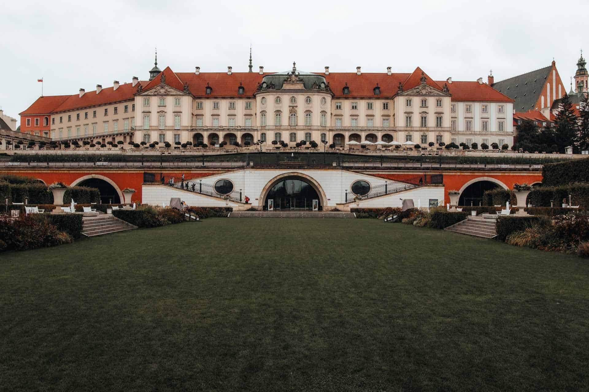 Schloss in Warschau mit grüner Wiese - Polen Roadtrip
