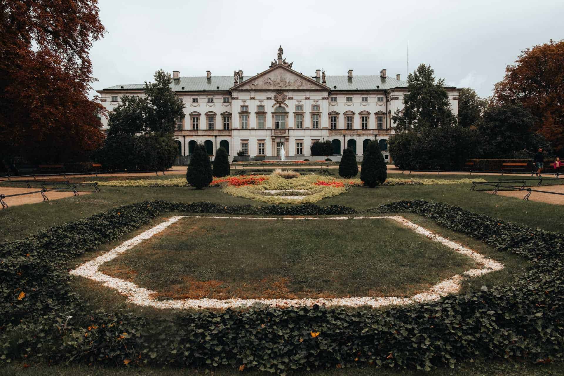 Historisches Gebäude mit Garten in Warschau - Polen Roadtrip