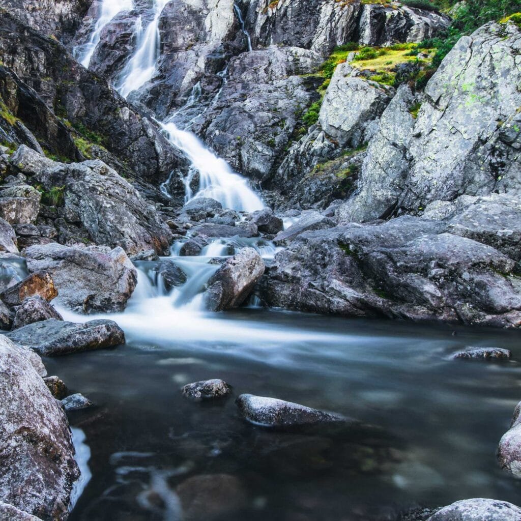 Wunderschöner Wasserfall in felsiger Umgebung - Polen Roadtrip