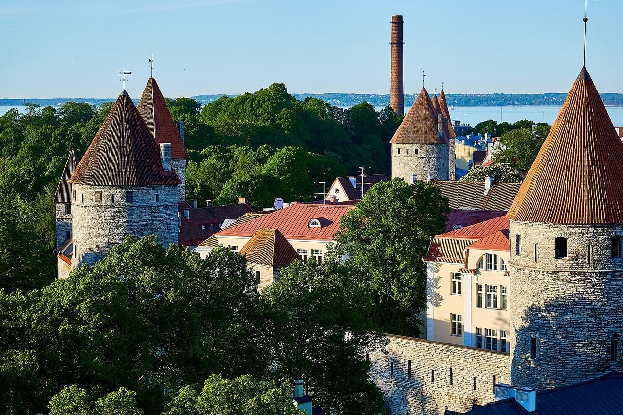 Altstadt von Tallinn mit Stadtmauern – Tallinn Sehenswürdigkeiten