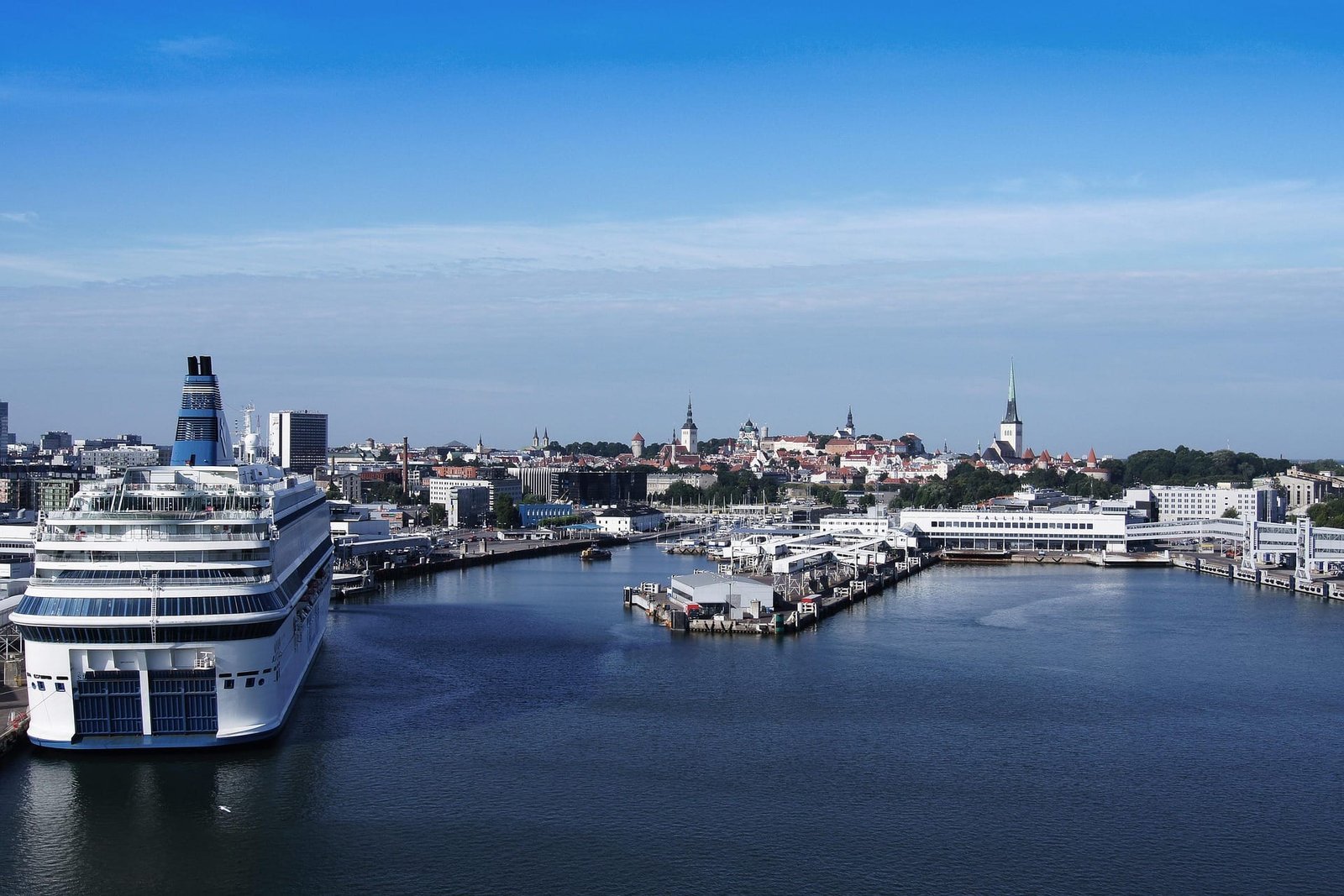 Hafen von Tallinn mit Kreuzfahrtschiff