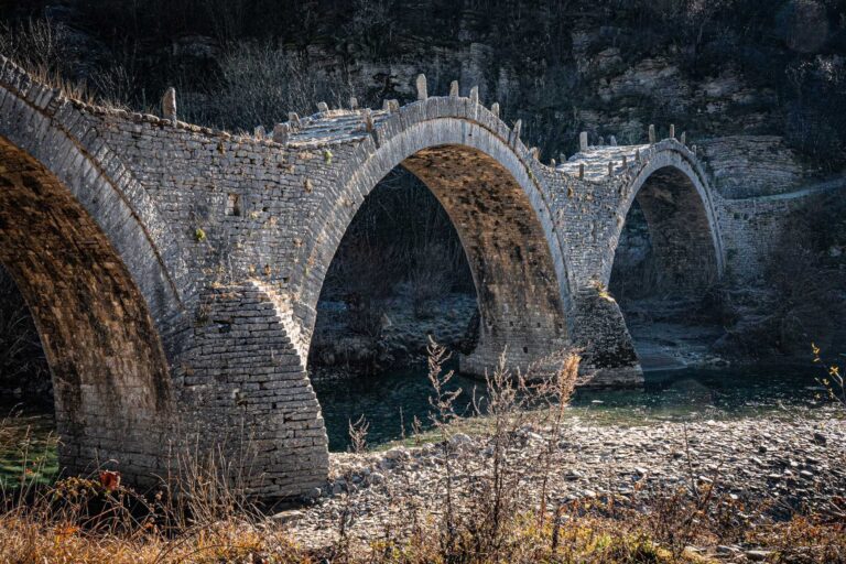 SteinbrĂŒcken von Epirus Reiseziele im Juli