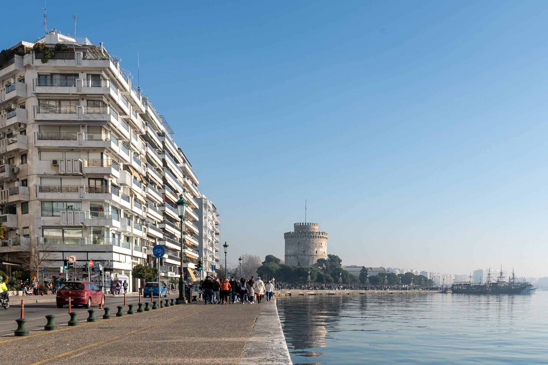 Die Uferpromenade und der Weiße Turm