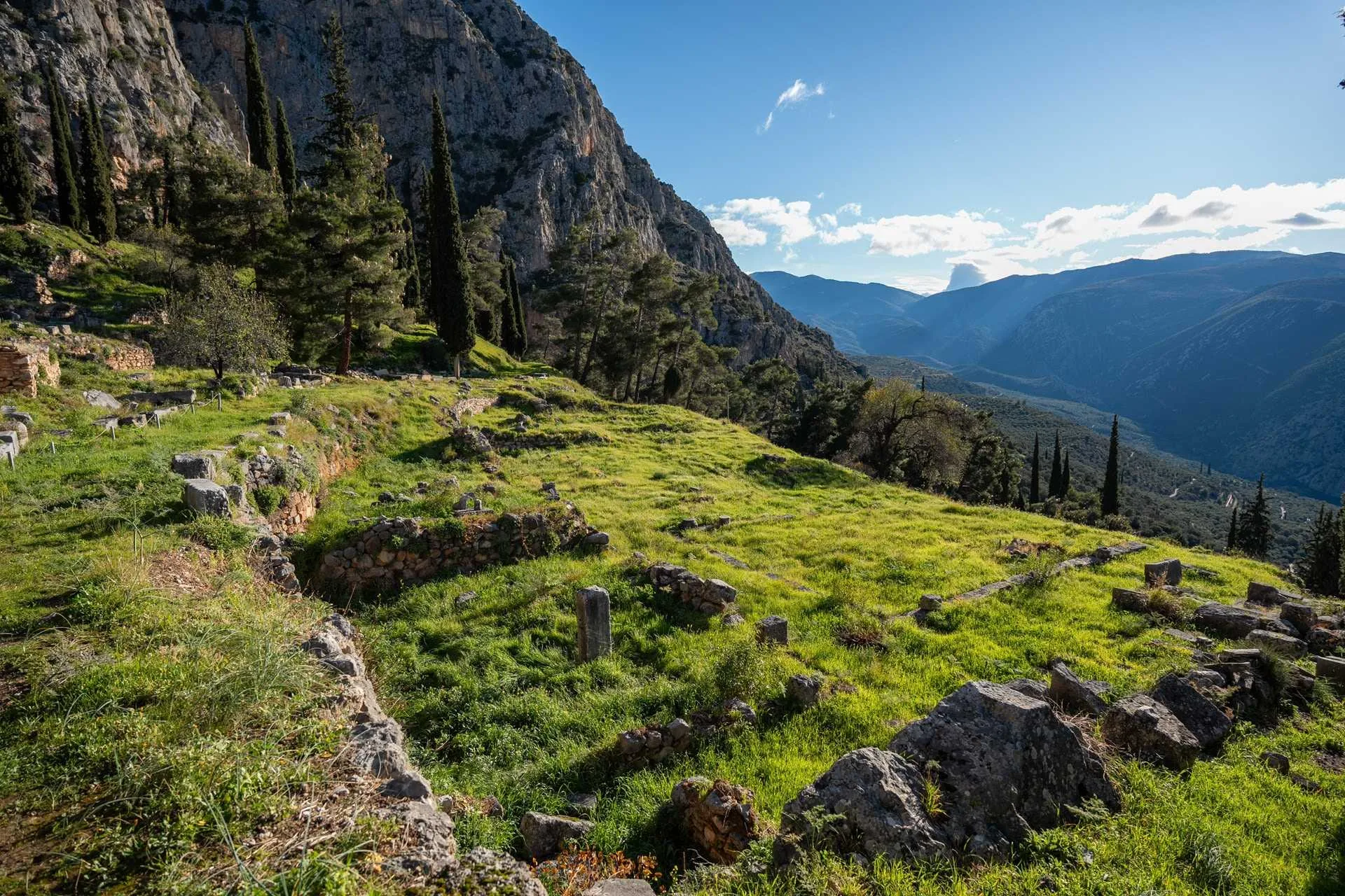 Landschaft in Delphi bei Tag - Griechenland Rundreise