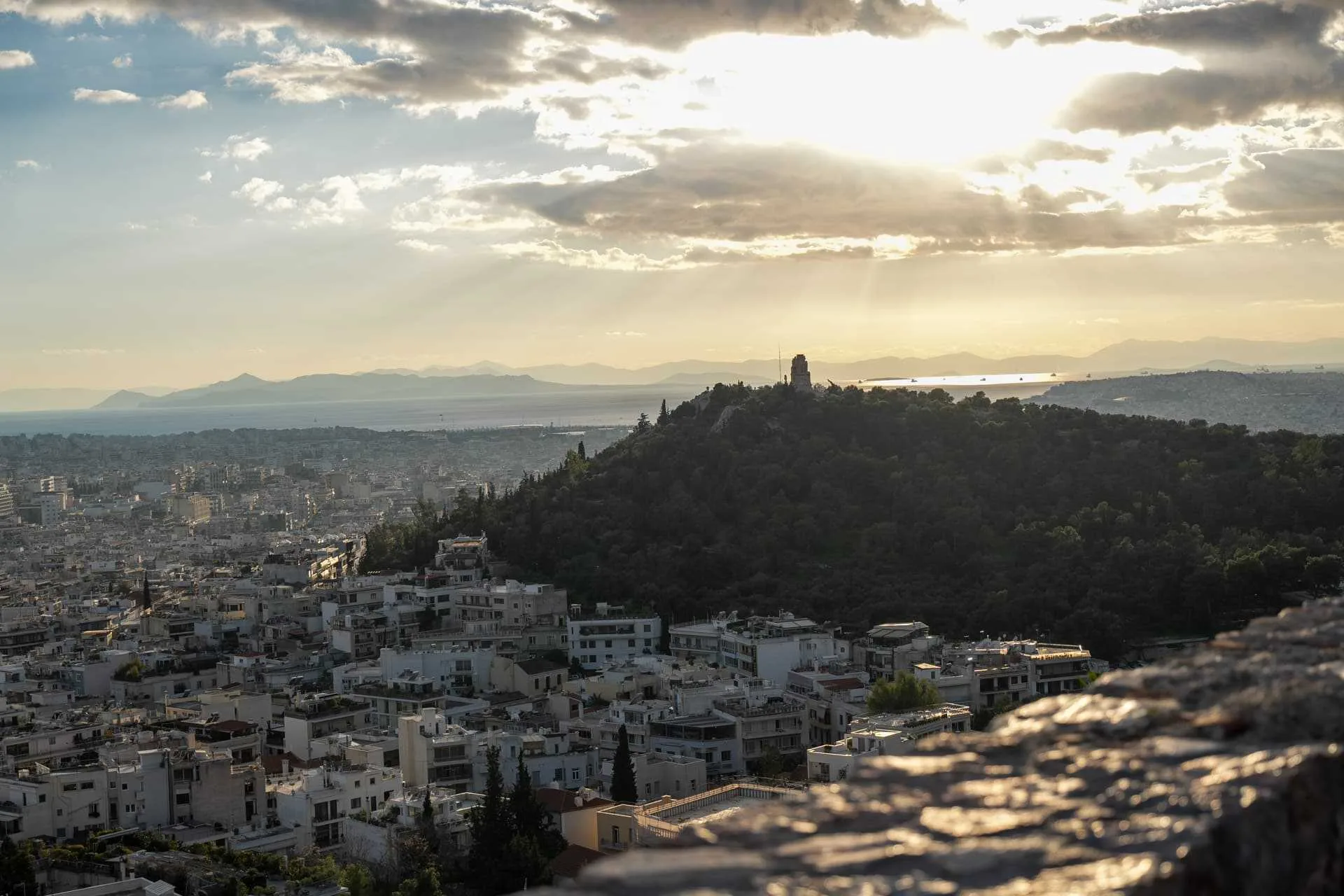 Sonnenuntergang in Athen mit Blick über die Stadt – Griechenland Rundreise