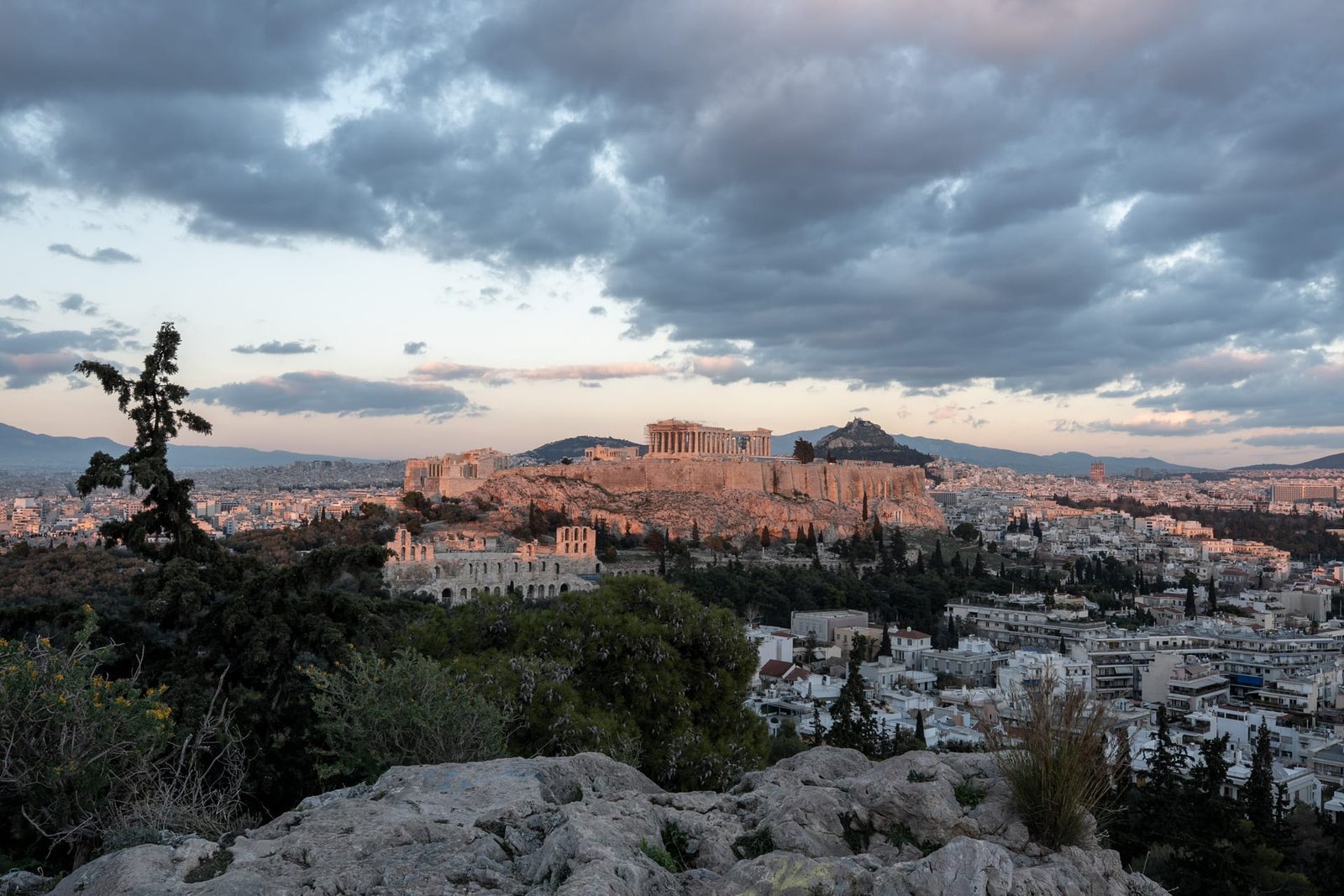 Sonnenuntergang von Aussichtspunkt auf die Akropolis in Athen