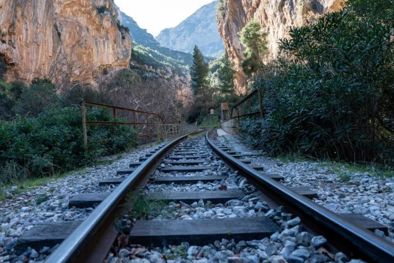 Schienen der Zahnradbahn bei der Vouraikos Schlucht - Griechenland Rundreise