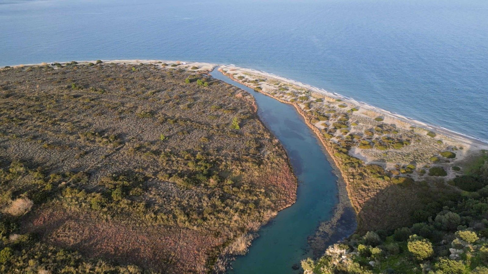 Malerische Küstenlandschaft mit Fluss in Griechenland - Griechenland Rundreise