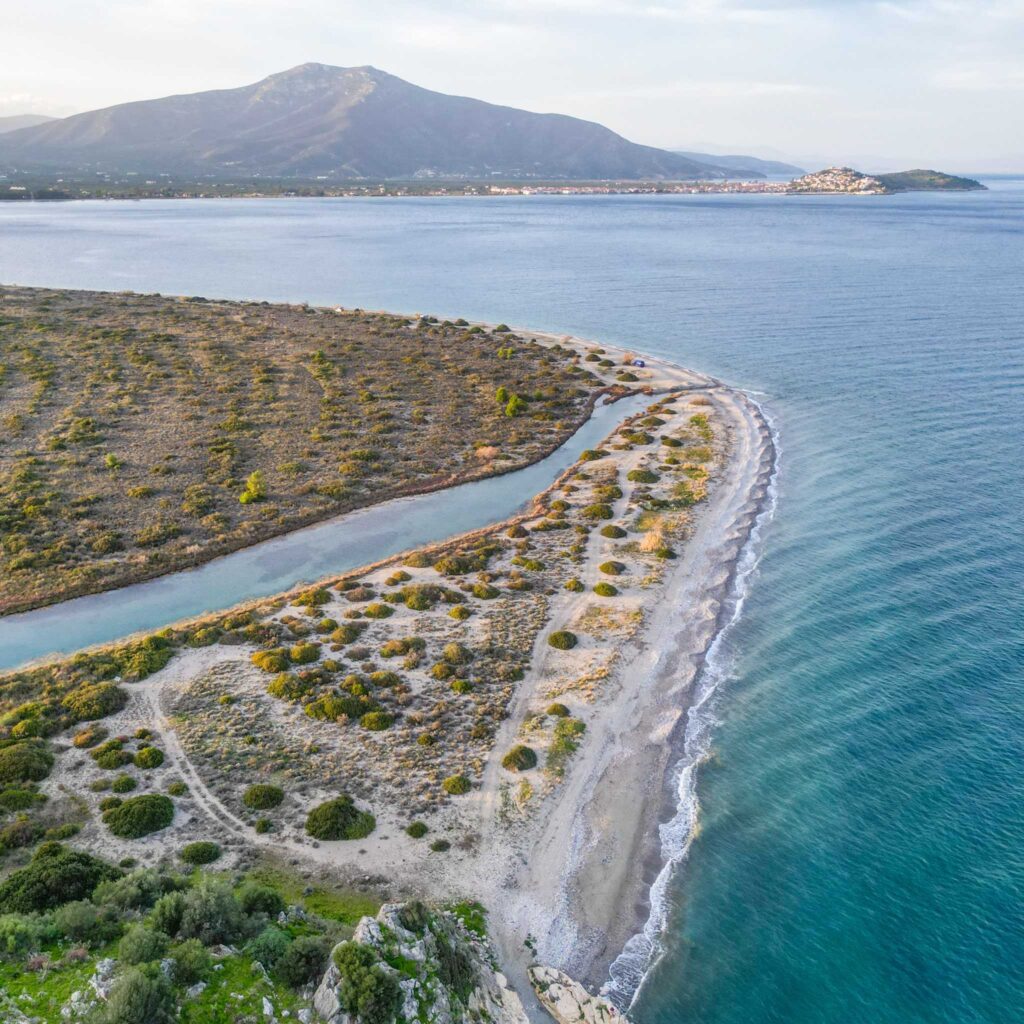 Luftaufnahme Küste mit Blick auf Landschaft - Griechenland Rundreise