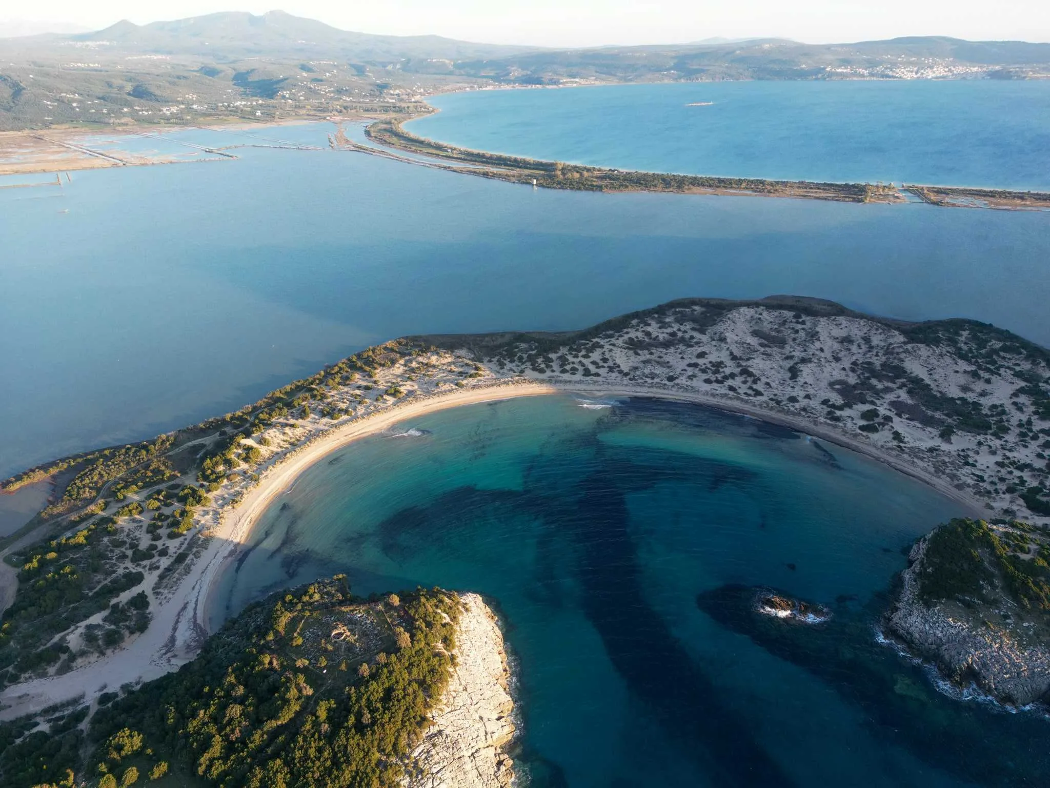 Luftaufnahme von Voidokilia Strand - Griechenland Rundreise Reiseziele im Winter