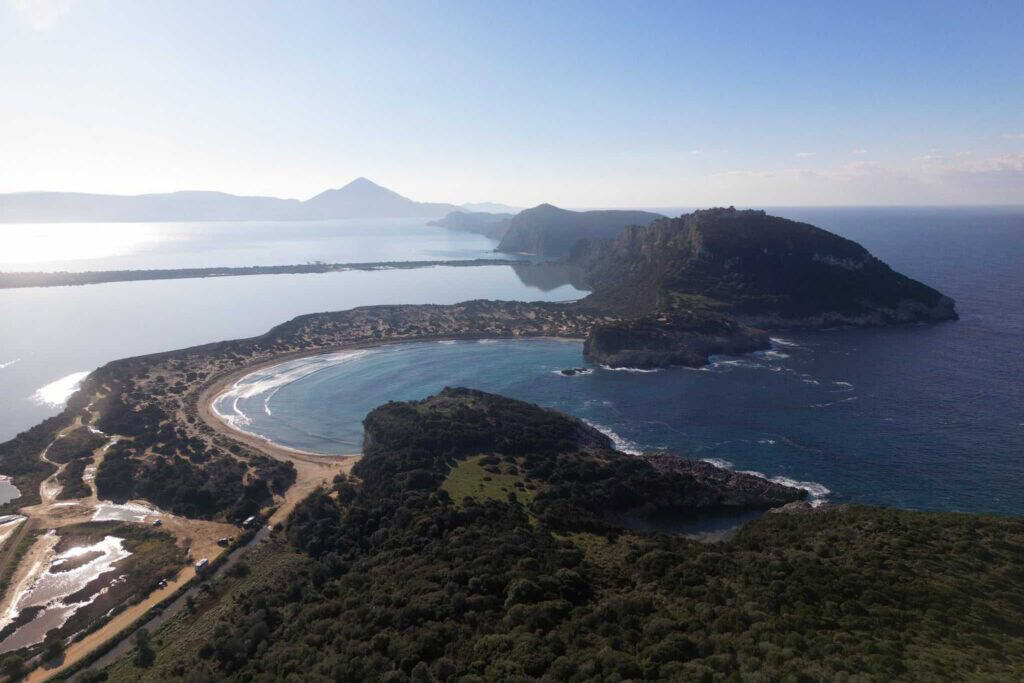 Luftaufnahme vom Voidokilia Strand - Griechenland Sehenswürdigkeiten Reiseziele im Mai