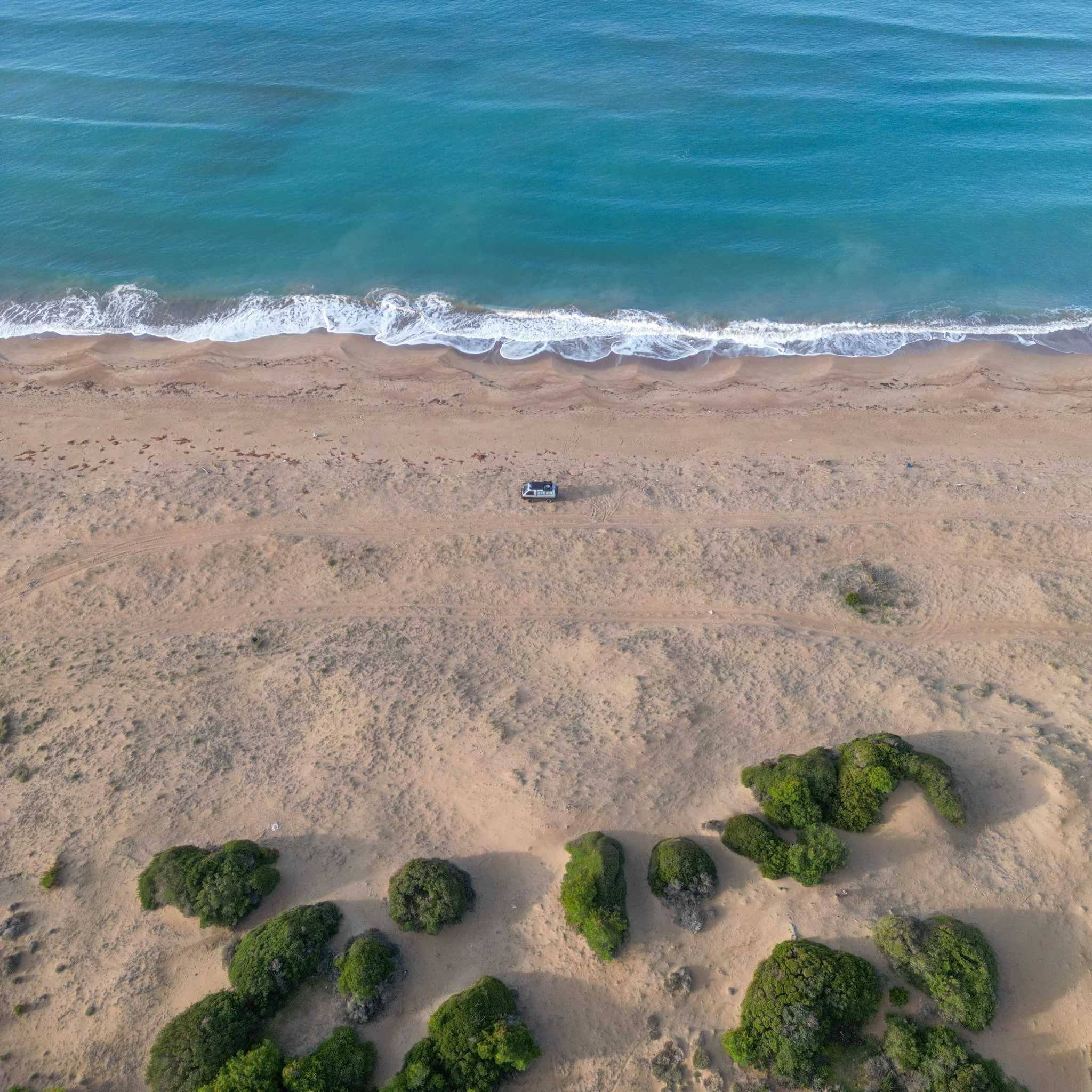 Luftaufnahme Camper am Strand – Griechenland Rundreise