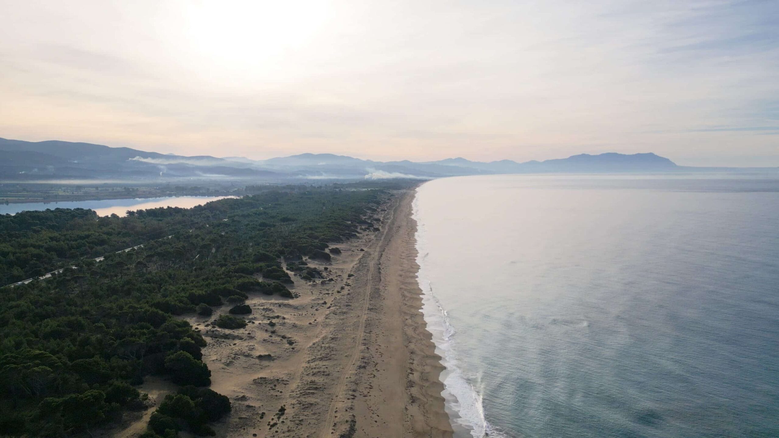 Lange Küstenlinie am Mittelmeerstrand - Griechenland Rundreise