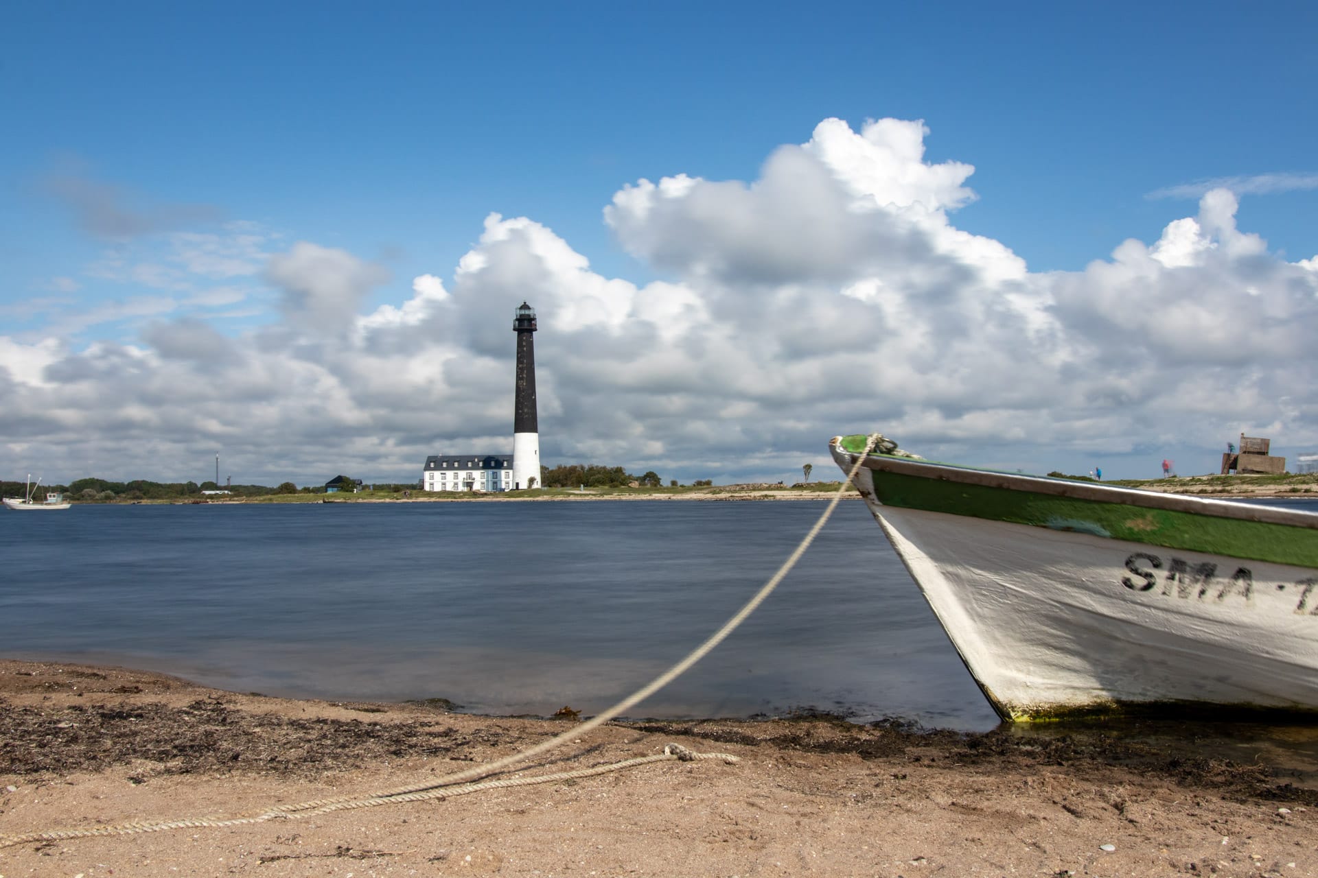 Sörve Leuchtturm mit Boot und Küstenlandschaft - Baltikum Rundreise