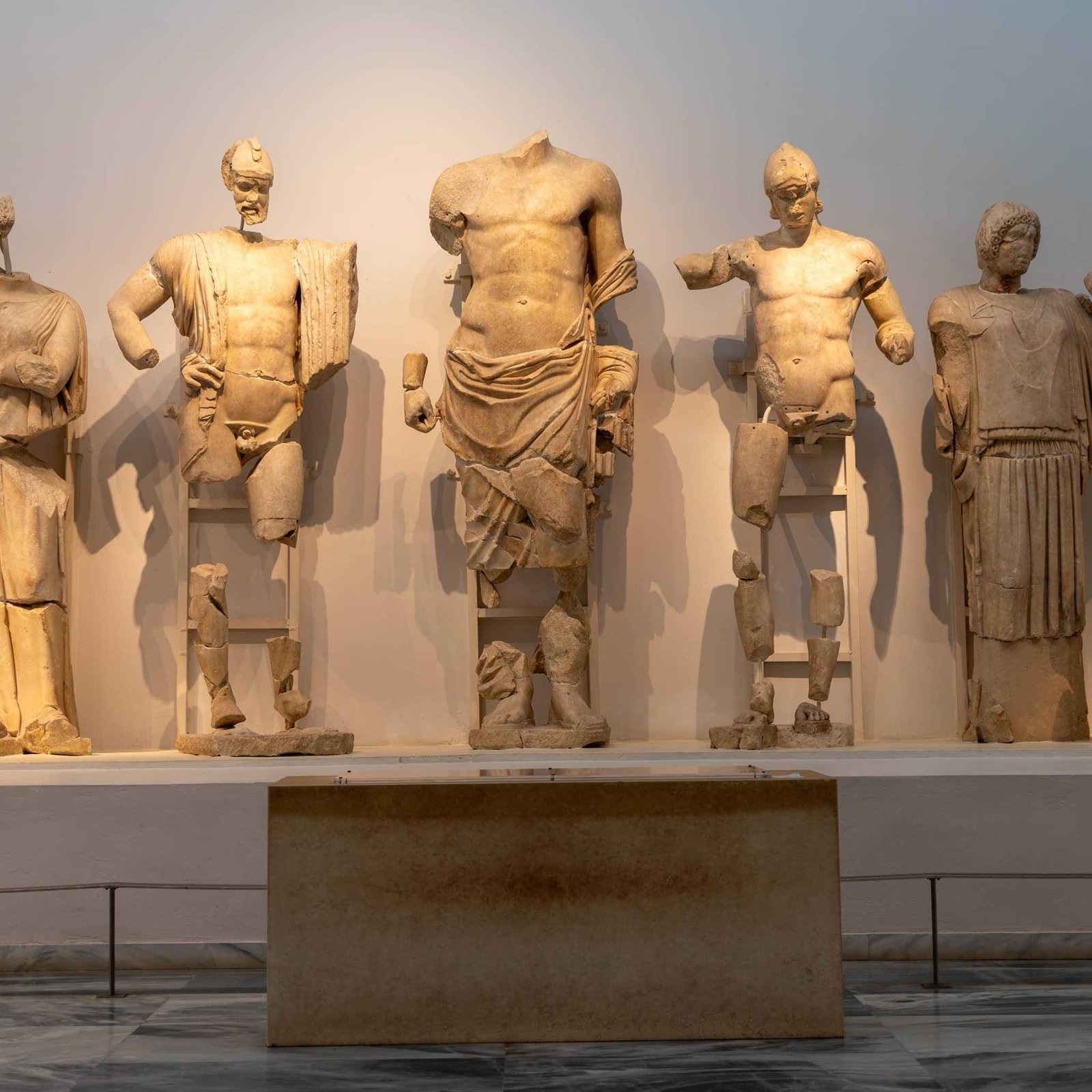 Antike Statuen von Delphi in Museum – Griechenland Rundreise