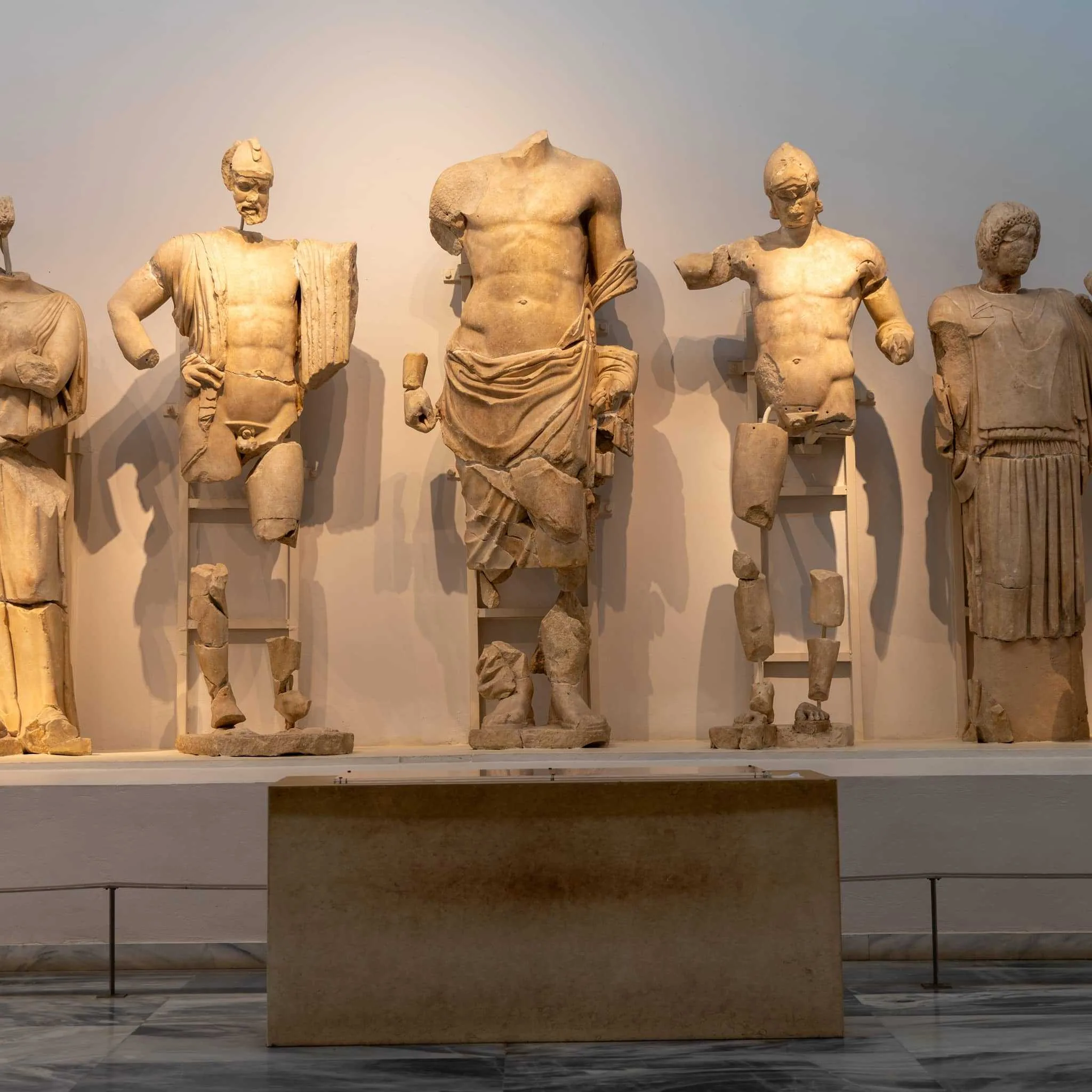 Antike Statuen von Delphi in Museum – Griechenland Rundreise