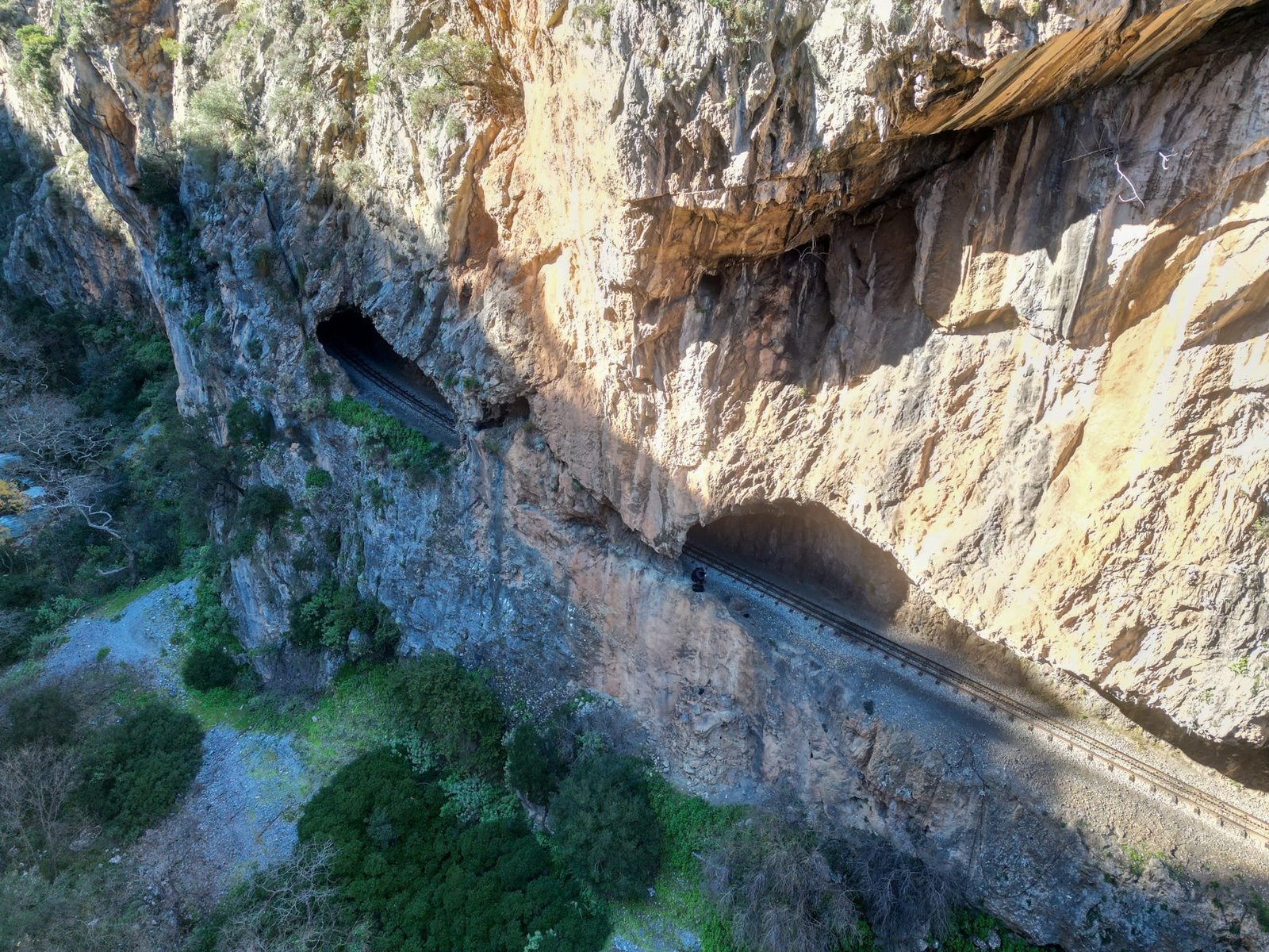 Berglandschaft und Eisenbahn bei Microchelidou – Griechenland Rundreise
