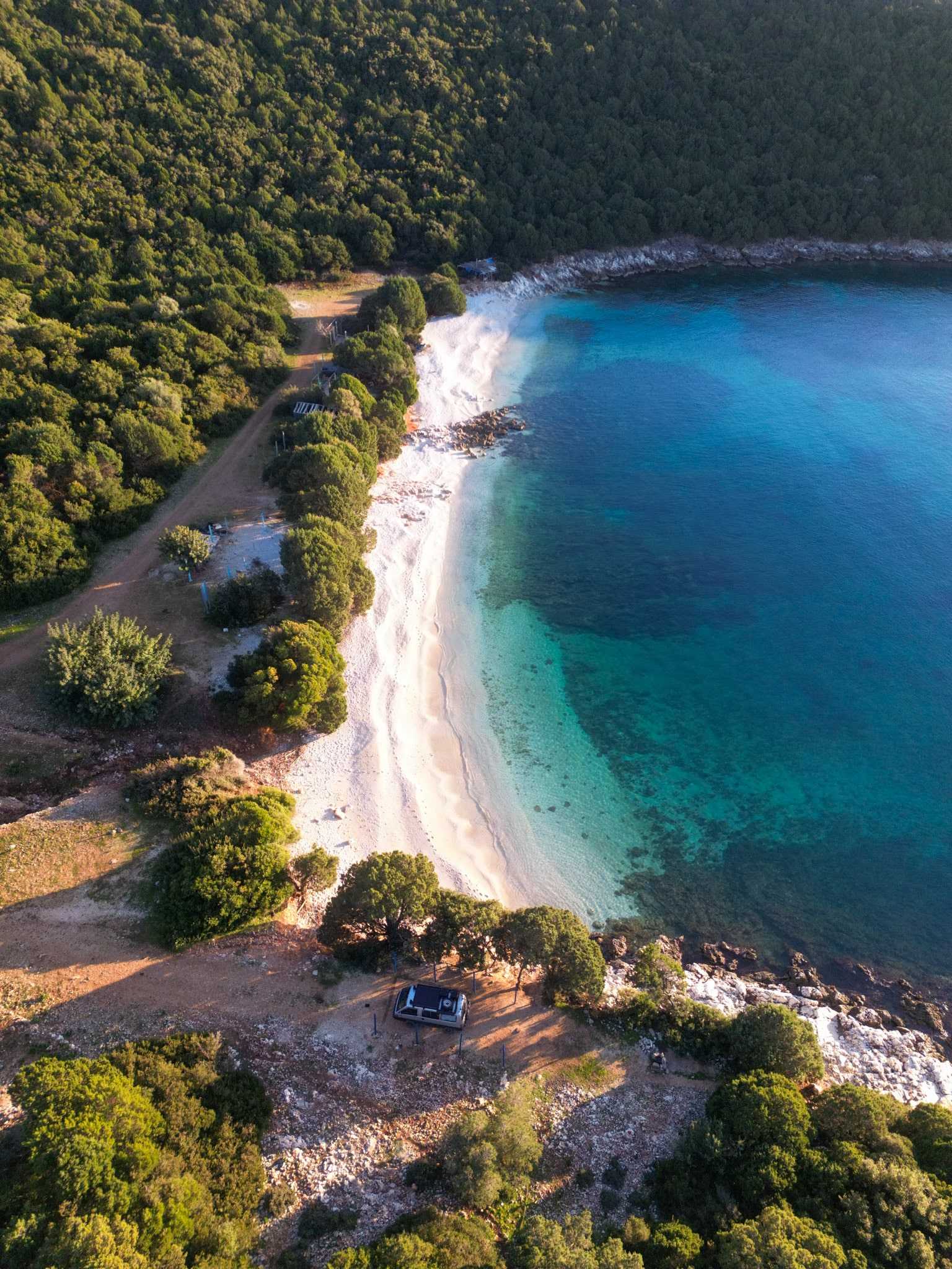 Luftaufnahme von abgelegenem Strand in Griechenland – Griechenland Rundreise