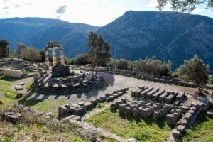 Antike Ruinen von Delphi in der Natur - Griechenland Rundreise