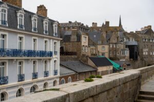 Saint-Malo Sehensw&uuml;rdigkeiten Stadtmauer mit alten Geb&auml;uden