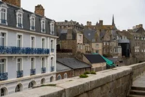 Saint-Malo Sehensw&uuml;rdigkeiten Stadtmauer mit alten Geb&auml;uden