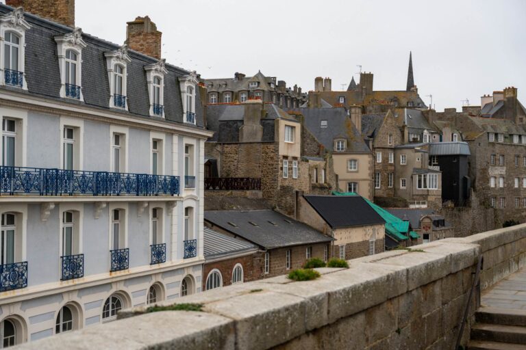 Saint-Malo Sehenswürdigkeiten Stadtmauer mit alten Gebäuden