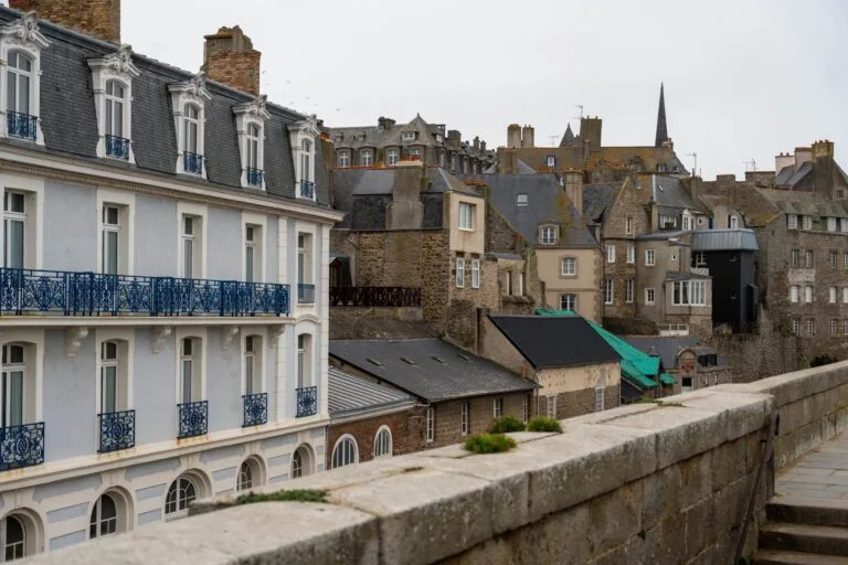 Saint-Malo Sehenswürdigkeiten Stadtmauer mit alten Gebäuden