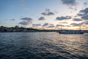 Fähre in Istanbul bei Sonnenuntergang