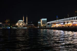 Neue Moschee und Galata Brücke bei Nacht Istanbul Sehenswürdigkeiten