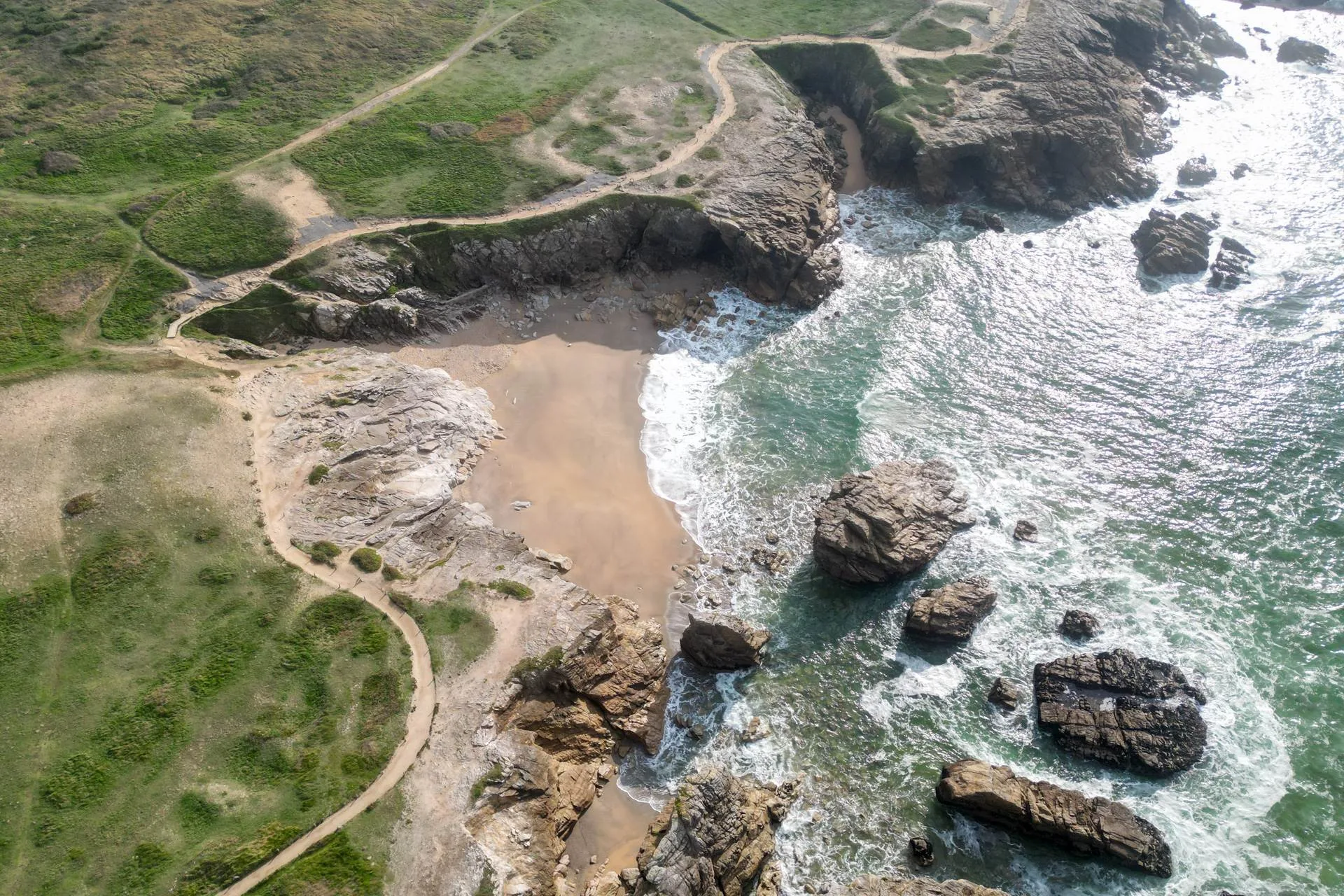 Bretagne Sehenswürdigkeiten Luftaufnahme Strand an der Côte Sauvage Halbinsel Quiberon Bretagne Roadtrip