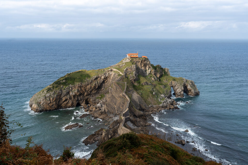 Aussicht auf die ermita san juan de gaztelugatxe - Nordspanien Roadtrip