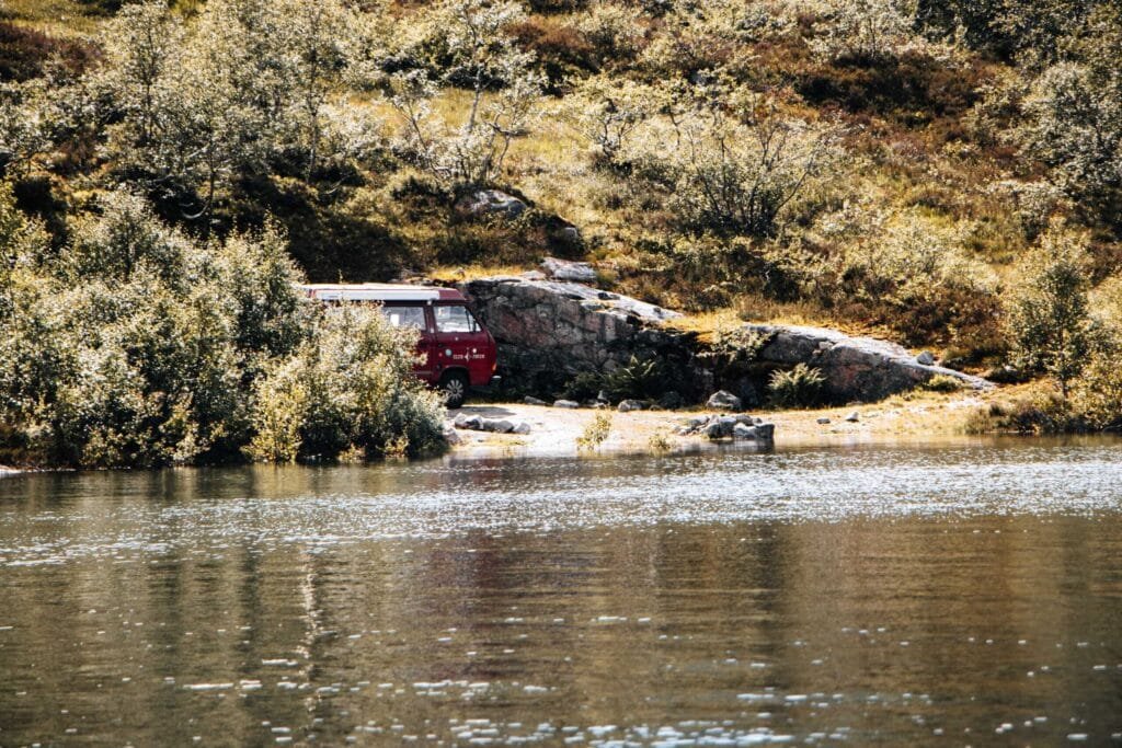 Rotes Wohnmobil beim Wildcamping Norwegen – Norwegen Roadtrip
