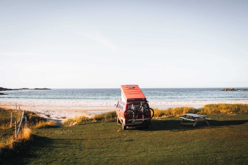 Roter Camper am Campingplatz Lofoten – Norwegen Roadtrip