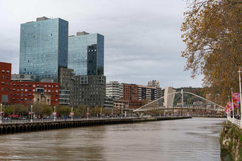 Spaziergang entlang vom Fluss Nervión Bilbao